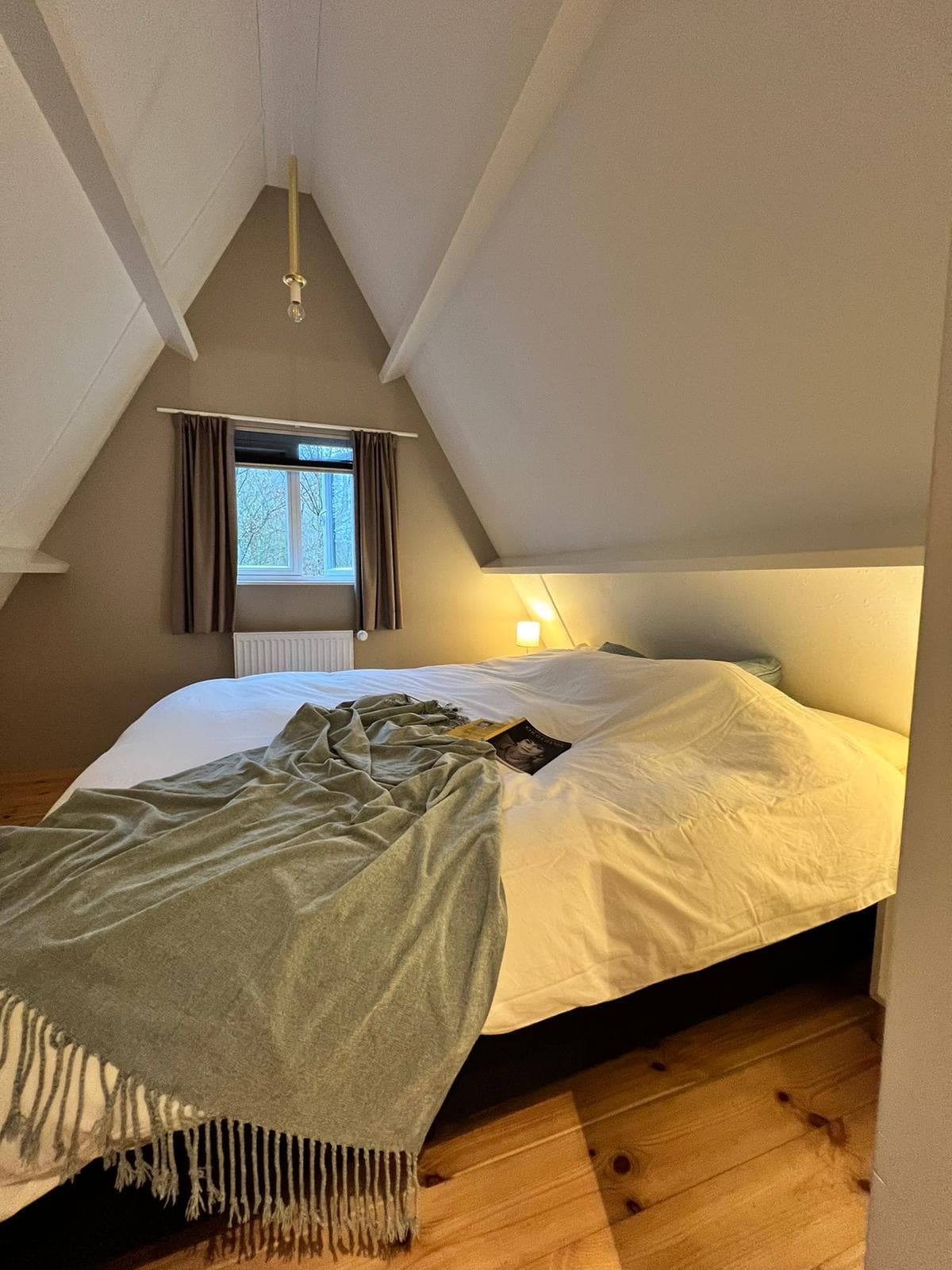 Masterbedroom met een boek op bed in Sunclass Durbuy