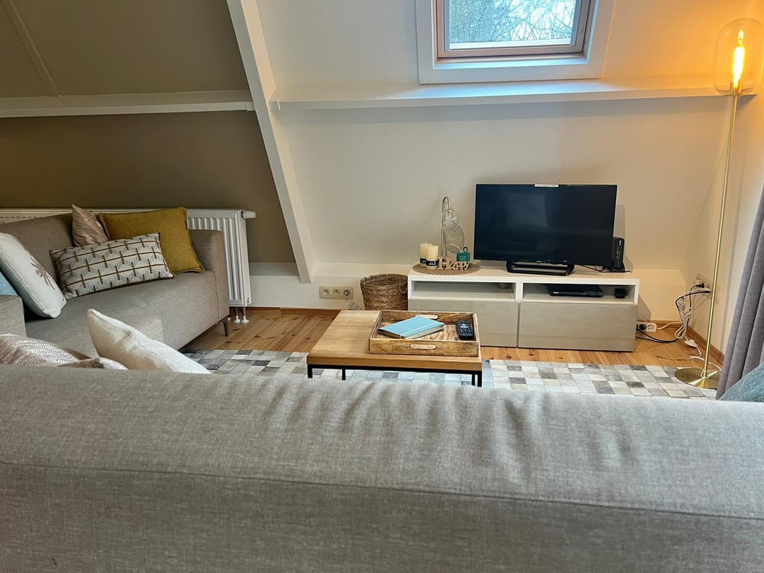 Foto van de living met een TV